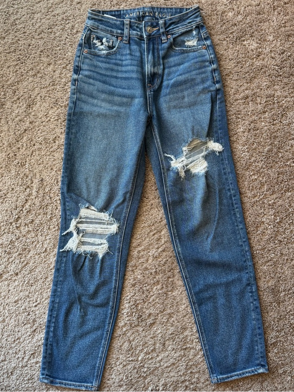 American Eagle Distressed Mom Straight Jean 000R Medium Wash Denim